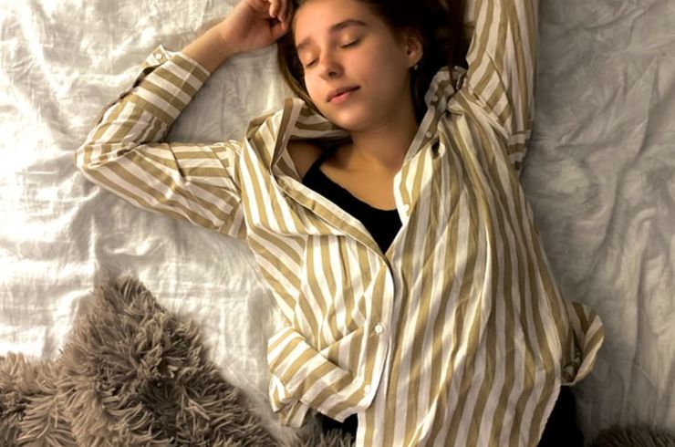 バンザイ寝の写真